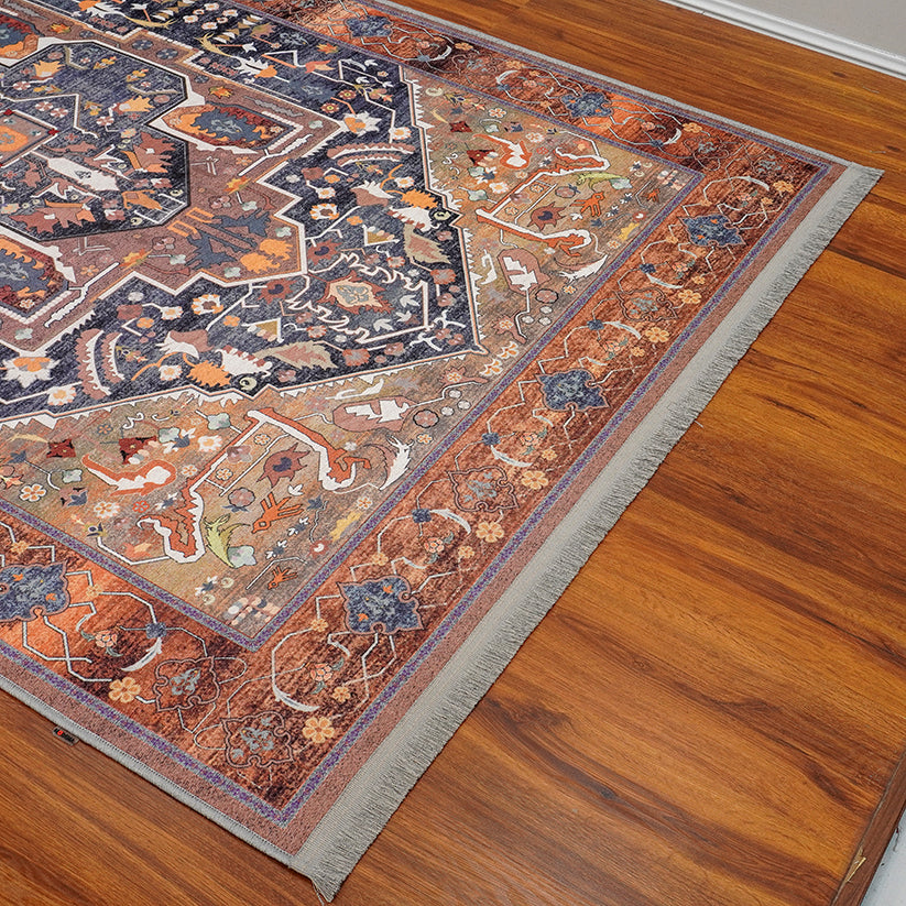 Esquina de la alfombra 'Feliz', mostrando el detalle de su diseño que combina sofisticación con funcionalidad. Este toque elegante es ideal para mejorar cualquier espacio con su carácter y belleza duradera, convirtiéndolo en un lugar perfecto para el descanso y la contemplación. Lavable en lavadora, base antideslizante, sin pelusas e hipoalergénica.