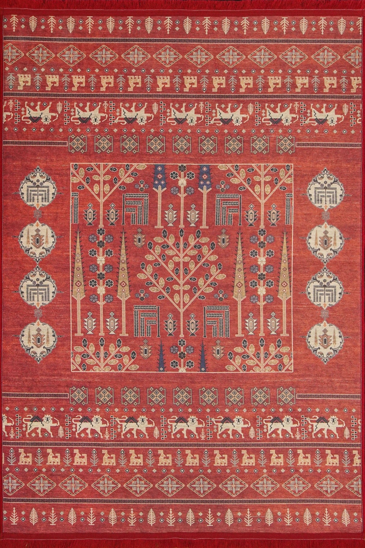 Alfombra 'Jardín Oriental' sobre un fondo blanco, destacando su intenso color rojo y el elaborado diseño central. Los patrones geométricos y florales en colores crema y azul añaden profundidad y un toque artístico, perfecta para cualquier entorno que busque lujo y calidez.