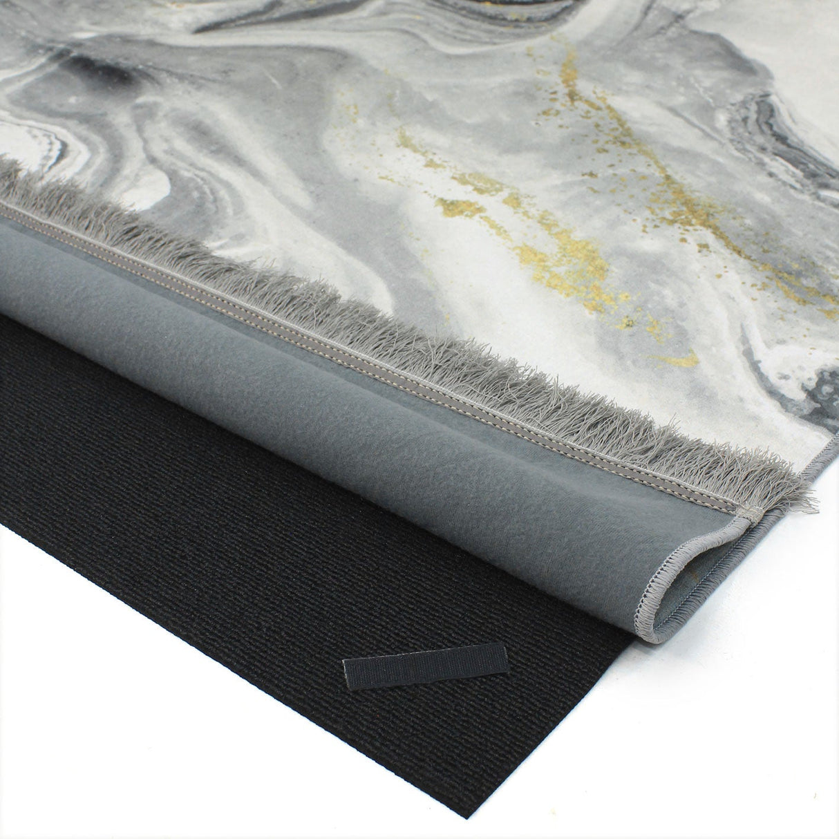 Alfombra de dos capas: la capa superior es blanca y moderna, lavable en lavadora y la capa inferior es antideslizante. Ambas capas están visibles en la imagen