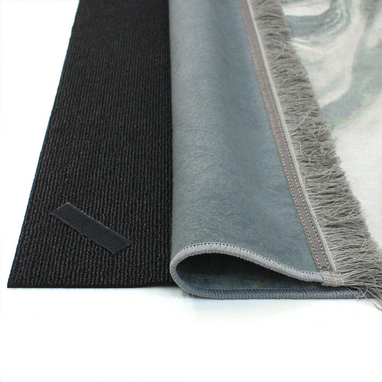 alfombra de dos capas: la capa superior es blanca y moderna, lavable en lavadora y la capa inferior es antideslizante. Ambas capas están visibles en la imagen