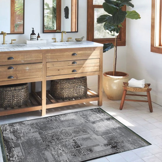 Alfombra vintage 'Viola' en un baño, destacando su diseño detallado y tonos sofisticados que añaden un toque de elegancia clásica y calidez al espacio.