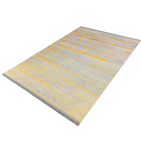 Alfombra 'Luxora' sobre un fondo blanco, resaltando su elegante diseño en tonos dorados y grises que añade un toque de sofisticación y lujo a cualquier decoración.
