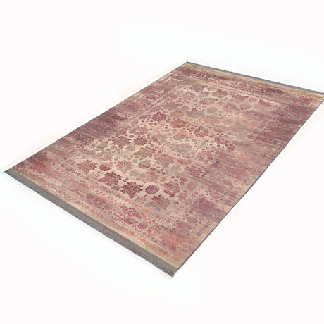 Alfombra vintage 'Rose' sobre un fondo blanco, destacando su elegante diseño con motivos florales y geométricos en tonos crema, rosas suaves y rojos intensos. Aporta sofisticación y carácter a cualquier espacio, y es lavable en lavadora.