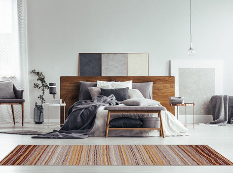 Alfombra Dune en una sala de estar moderna y luminosa, donde sus tonos marrones y cremas complementan la decoración, creando un espacio elegante y relajante. Perfecta para integrarse en ambientes sofisticados y acogedores. Lavable en lavadora, base antideslizante, sin pelusas.