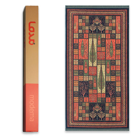 Alfombra 'Primavera' sobre un fondo blanco, con el embalaje visible en el lado opuesto. Destaca su diseño persa con colores vibrantes y patrones detallados, y es lavable en lavadora para un mantenimiento fácil.