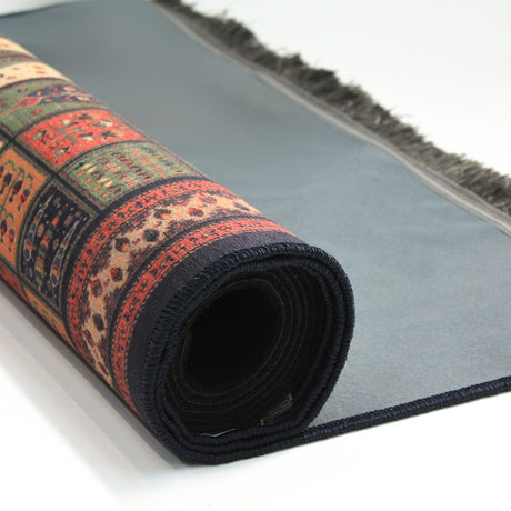 Alfombra 'Primavera' enrollada, destacando su diseño persa con colores vibrantes y patrones detallados. Añade un toque de lujo y tradición a cualquier habitación, y es lavable en lavadora para una fácil limpieza.